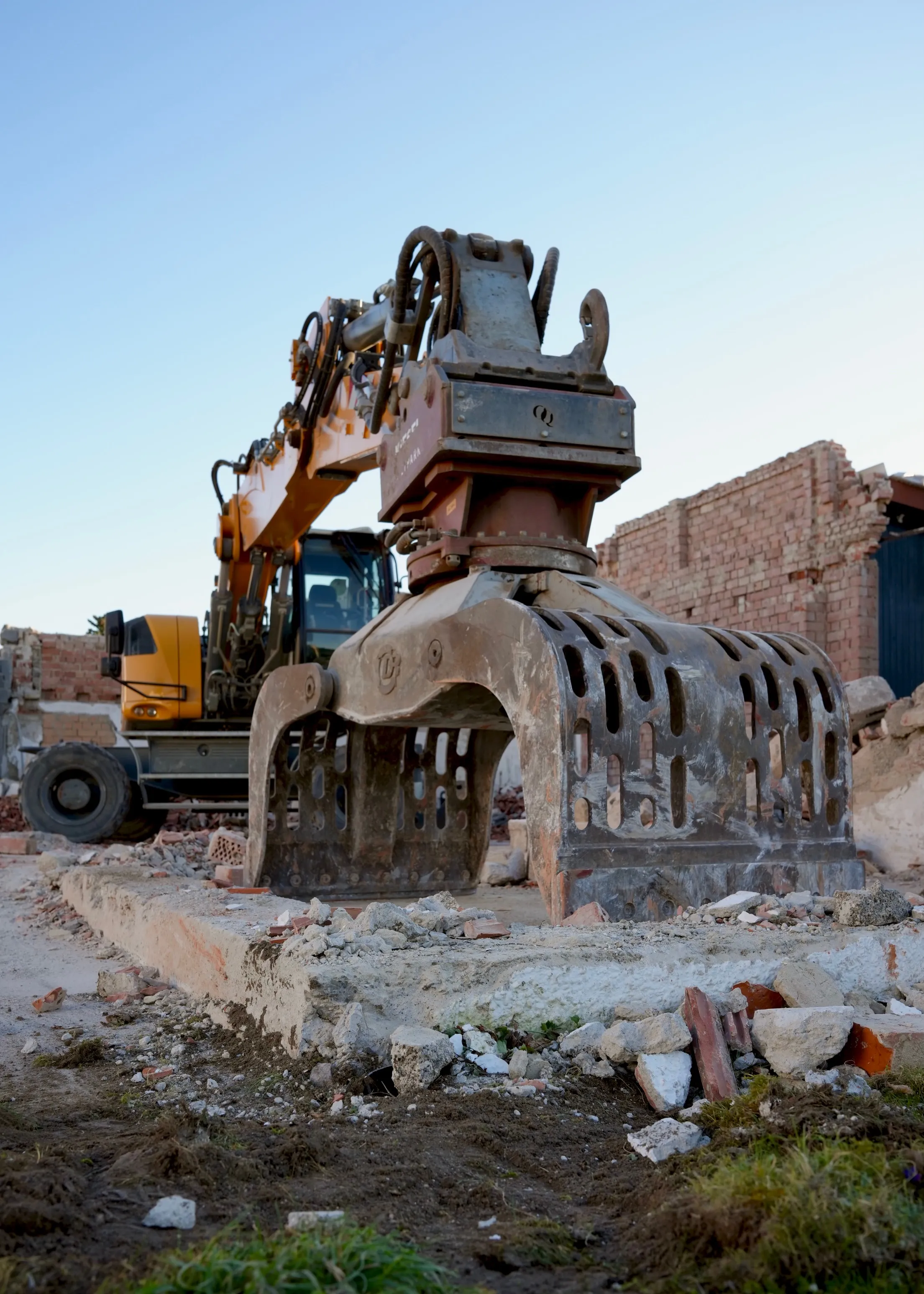 the grab attached to the arm of a Liebherr excavator